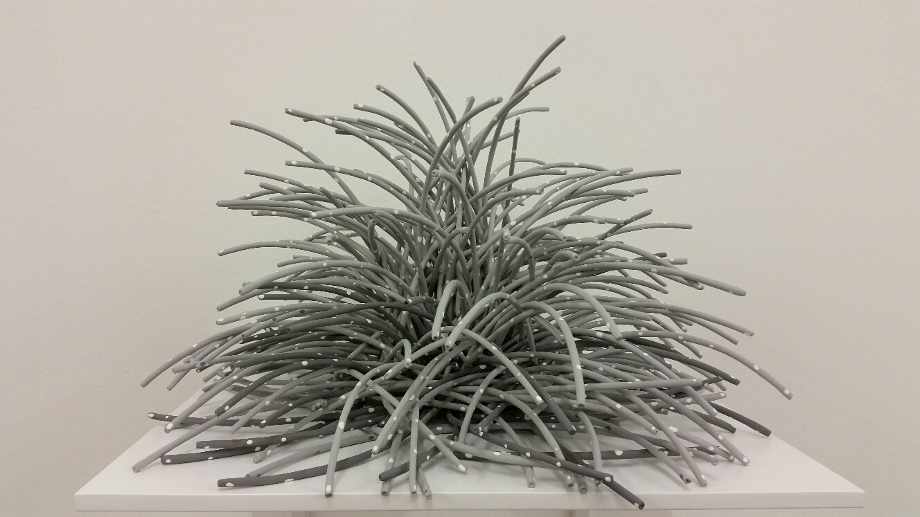 Doppelklick öffnet Großansicht Bean Finneran: grey sculpture with white dots