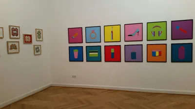 Michael Craig-Martin: links: Beermats von Albrecht Wild; rechts: Objects of our Time von MCM