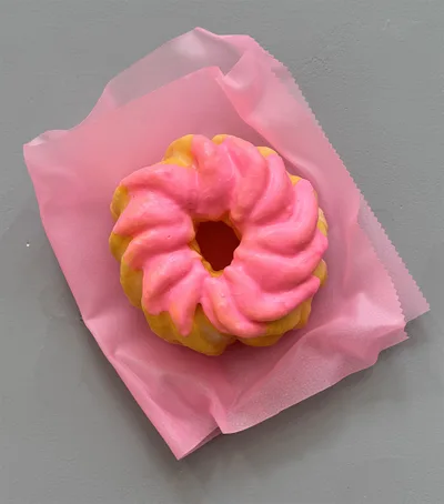 Doppelklick öffnet Großansicht Peter Anton: Pink French Cruller